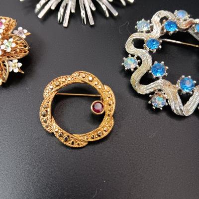 4 VINTAGE BROOCHES