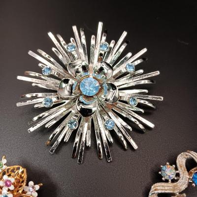 4 VINTAGE BROOCHES