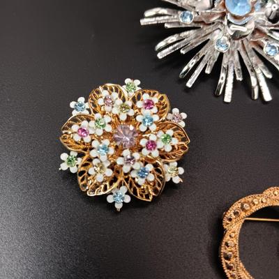 4 VINTAGE BROOCHES