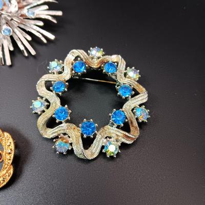 4 VINTAGE BROOCHES