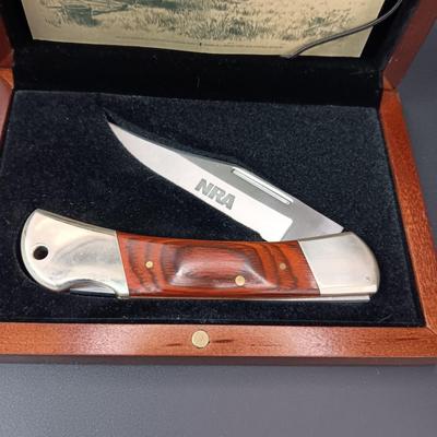 NRA FOLDING POCKET KNIFE IN WOODEN BOX