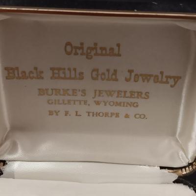 BLACK HILLS GOLD TRIM TIE CLIP, TIE TACKS AND A PIN