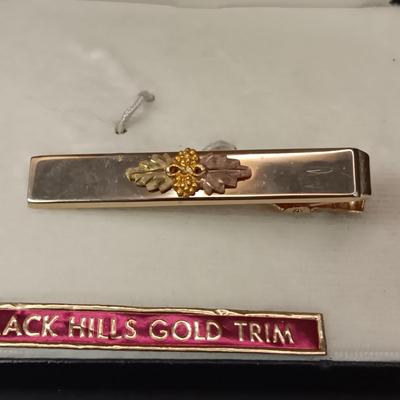 BLACK HILLS GOLD TRIM TIE CLIP, TIE TACKS AND A PIN