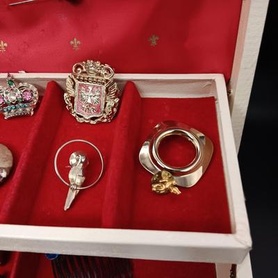 JEWELRY BOX WITH SOME COSTUME JEWELRY