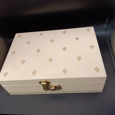 JEWELRY BOX WITH SOME COSTUME JEWELRY