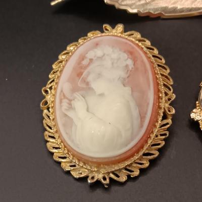 CAMEOS AND GOLD TONE LEAF BROOCHES