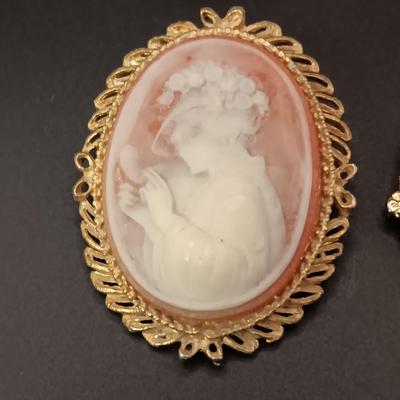 CAMEOS AND GOLD TONE LEAF BROOCHES