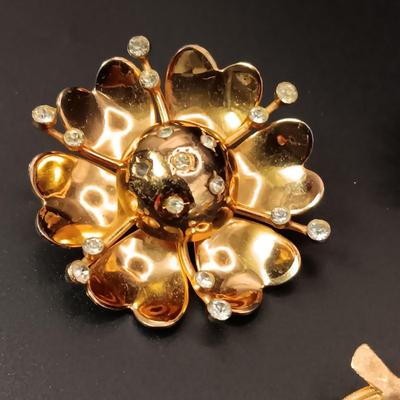 GOLD TONE VINTAGE BROOCHES