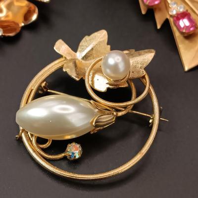 GOLD TONE VINTAGE BROOCHES