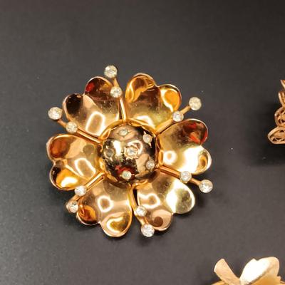 GOLD TONE VINTAGE BROOCHES