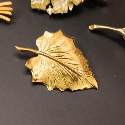 LISNER AND OTHER VINTAGE BROOCHES