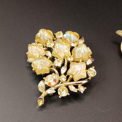 LISNER AND OTHER VINTAGE BROOCHES