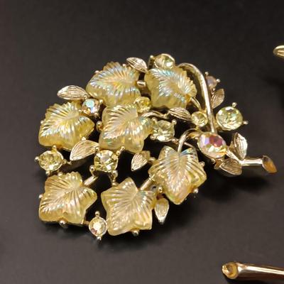 LISNER AND OTHER VINTAGE BROOCHES