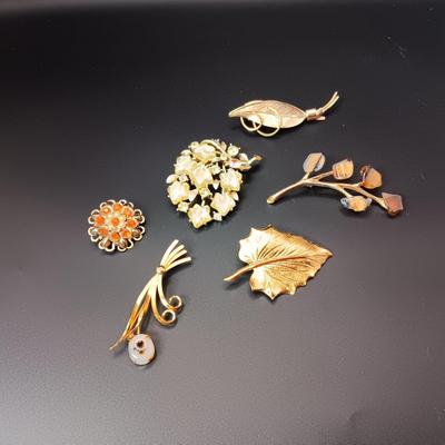 LISNER AND OTHER VINTAGE BROOCHES