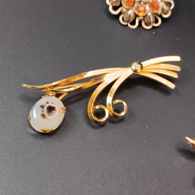 LISNER AND OTHER VINTAGE BROOCHES
