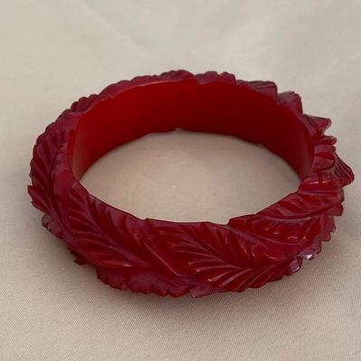 Vintage leaf pattern bake lite bangle