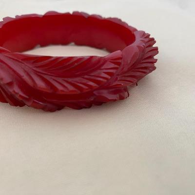 Vintage leaf pattern bake lite bangle