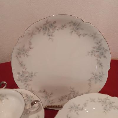 MIKASA FINE CHINA 8 PLACE SETTING W/EXTRAS PLUS CRYSTAL BOWLS AND A RELISH DISH