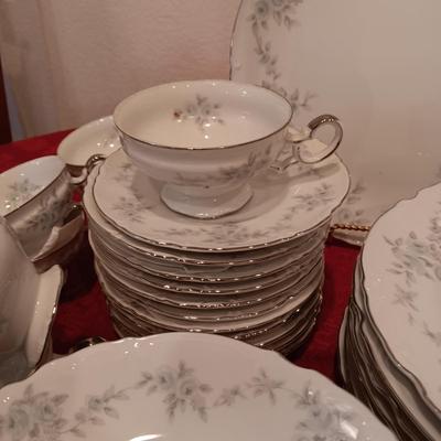 MIKASA FINE CHINA 8 PLACE SETTING W/EXTRAS PLUS CRYSTAL BOWLS AND A RELISH DISH