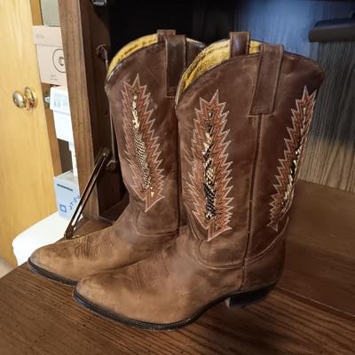 MEN'S LEATHER WESTERN BOOTS WITH SOME WEAR SIZE 10
