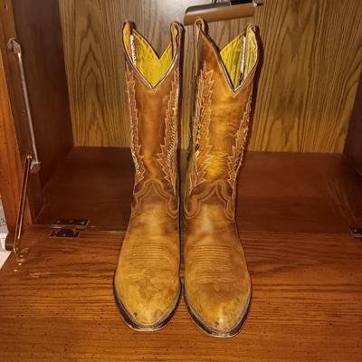 MEN'S LEATHER WESTERN BOOTS WITH SOME WEAR SIZE 10