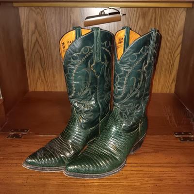 THE LAST PAIR OF MEN'S WESTERN LEATHER BOOTS SIZE 10D