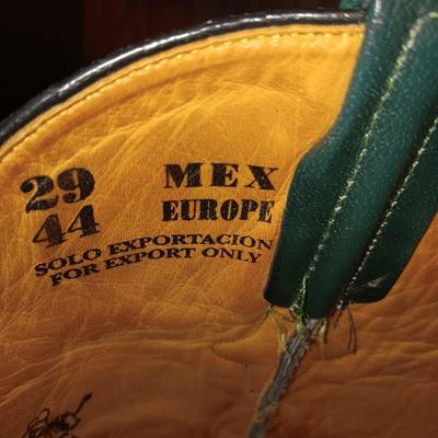 THE LAST PAIR OF MEN'S WESTERN LEATHER BOOTS SIZE 10D