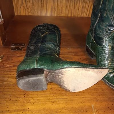 THE LAST PAIR OF MEN'S WESTERN LEATHER BOOTS SIZE 10D