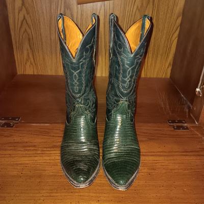 THE LAST PAIR OF MEN'S WESTERN LEATHER BOOTS SIZE 10D