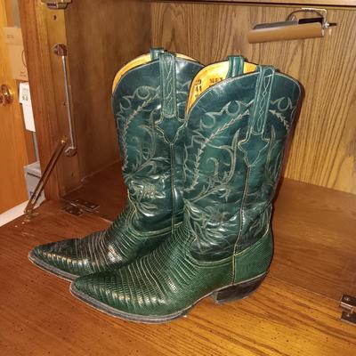 THE LAST PAIR OF MEN'S WESTERN LEATHER BOOTS SIZE 10D
