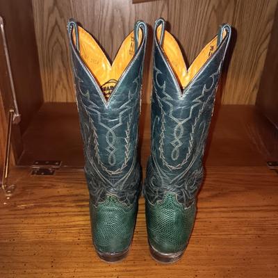 THE LAST PAIR OF MEN'S WESTERN LEATHER BOOTS SIZE 10D