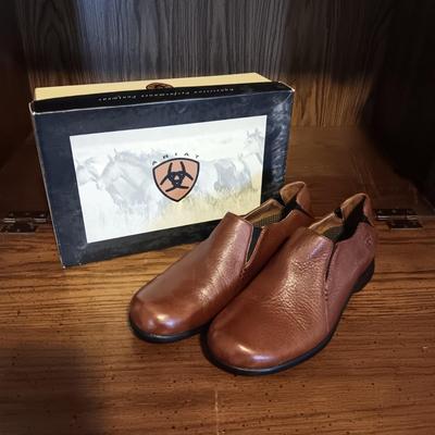 LIKE NEW LADIES ARIAT SLIP ON SHOES SIZE 9