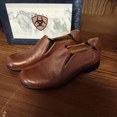 LIKE NEW LADIES ARIAT SLIP ON SHOES SIZE 9