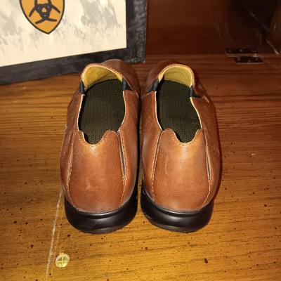 LIKE NEW LADIES ARIAT SLIP ON SHOES SIZE 9