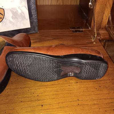 LIKE NEW LADIES ARIAT SLIP ON SHOES SIZE 9