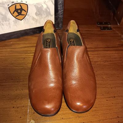 LIKE NEW LADIES ARIAT SLIP ON SHOES SIZE 9