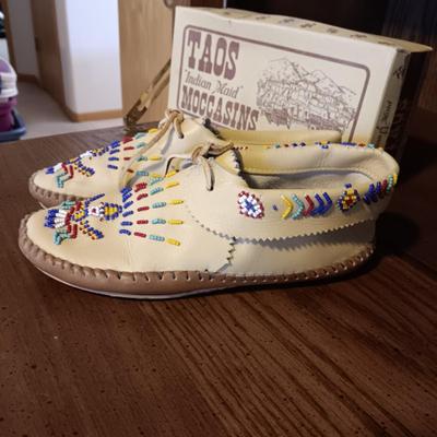 SUPER CUTE & LOOK VERY COMFY LADIES TAOS INDIAN MAID MOCCADINS