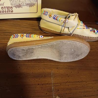 SUPER CUTE & LOOK VERY COMFY LADIES TAOS INDIAN MAID MOCCADINS