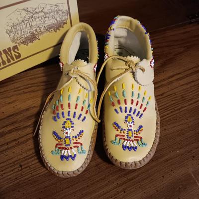SUPER CUTE & LOOK VERY COMFY LADIES TAOS INDIAN MAID MOCCADINS