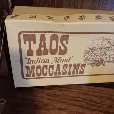 SUPER CUTE & LOOK VERY COMFY LADIES TAOS INDIAN MAID MOCCADINS