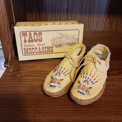 SUPER CUTE & LOOK VERY COMFY LADIES TAOS INDIAN MAID MOCCADINS