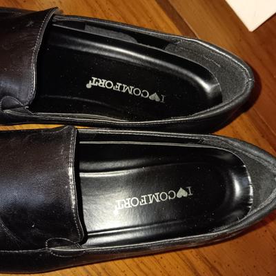 LADIES NINE WEST SHORT BOOTS (8.5) AND SLIP ON SHOES (8.5)