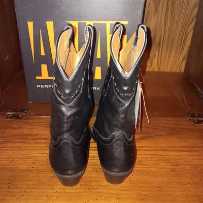 NEW LADIES ARIAT LEATHER WESTERN BOOTS SIZE 9