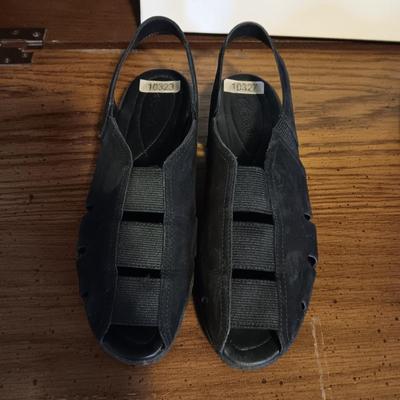 LIKE NEW LADIES ECCO (39) AND LAND'S END (9) SHOES