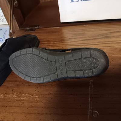 LIKE NEW LADIES ECCO (39) AND LAND'S END (9) SHOES