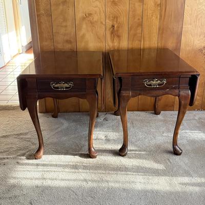 LOT 122F: Pair of Beautiful Solid Wood Drop-Leaf Queen Anne Style Mersman End Tables