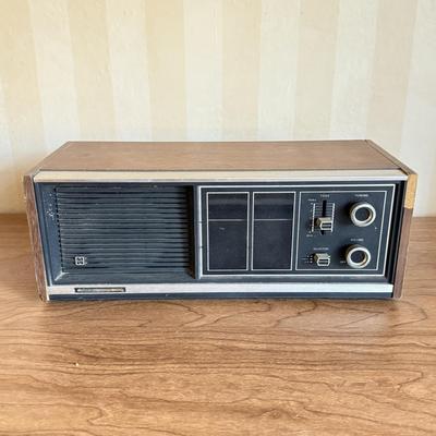 LOT 126L: Vintage Panasonic AM/FM Radio Model RE-7371