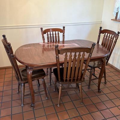 LOT 128K: Beautiful Solid Wood Kitchen / Dining Table w/ Leaf & 4 Chairs