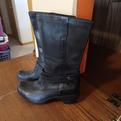 LADIES MERRELL BOOTS SIZE 9.5