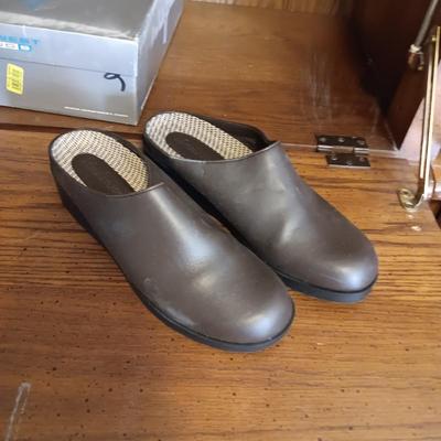 NINE WEST SHORT BOOTS (9.5) AND A PAIR OF MUSHROOM CLOGS (9.5)